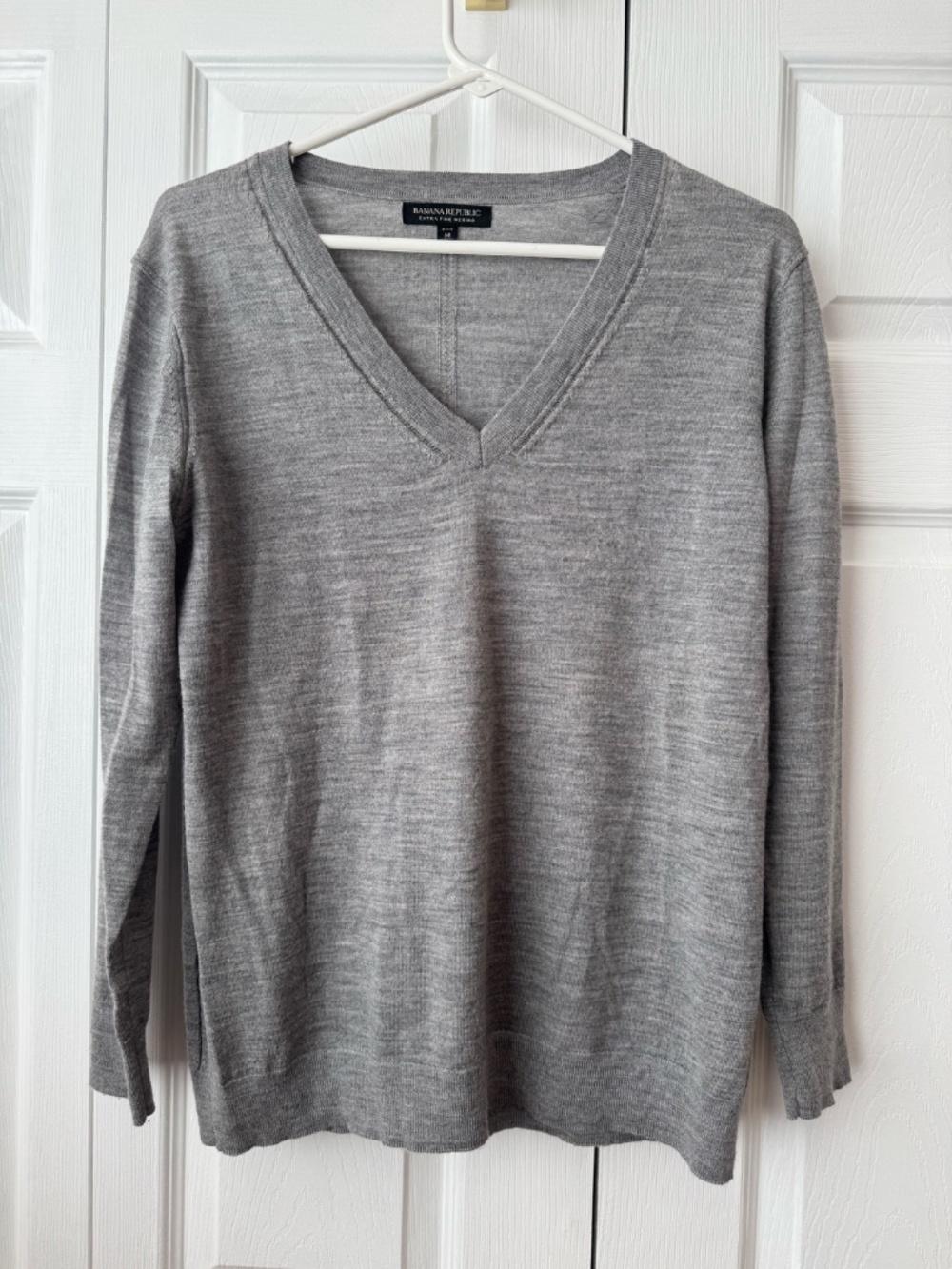 Banana Republic Extra Fine Merino Wool V-Neck Sweater Medium Petite Grey